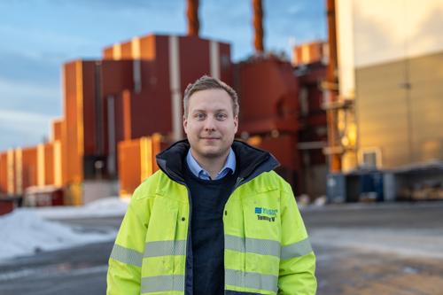 Bränslechef Tommy Vikström står centrerat i bilden med varseljacka framför Bodens värmekraftverk.