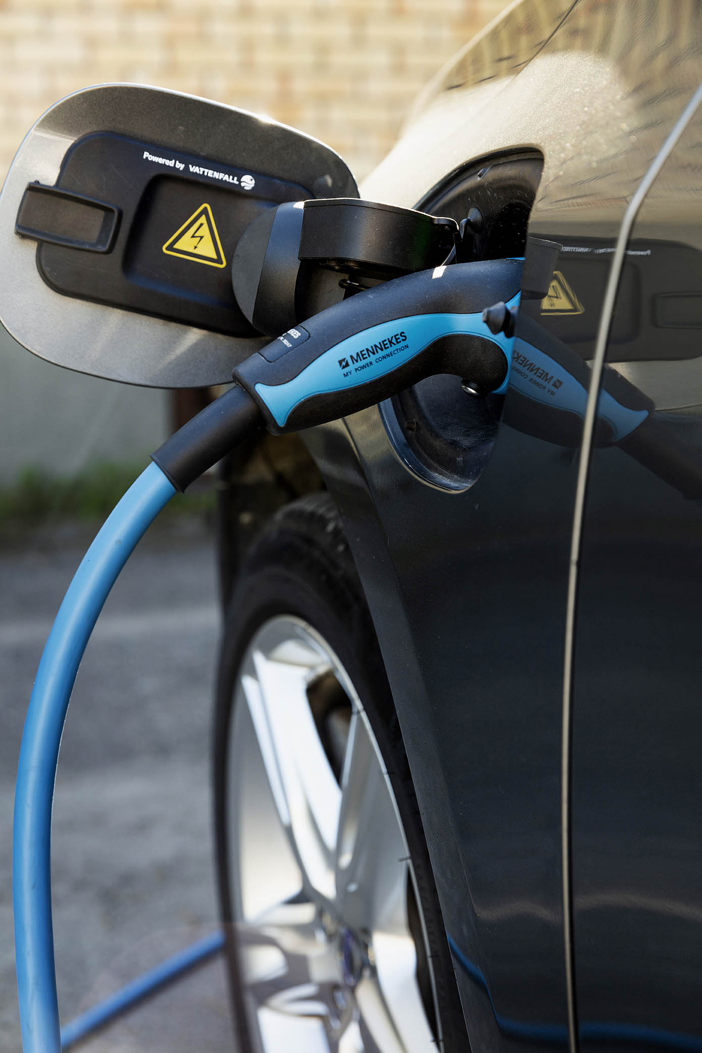 Elladdning av bil, blå kabel inkopplad