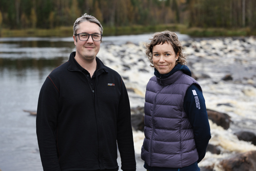 Lars Wennberg och Sara Chlot framför dammen i Kvarnås