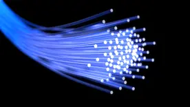 Blå fiberkablar på svart bakgrund