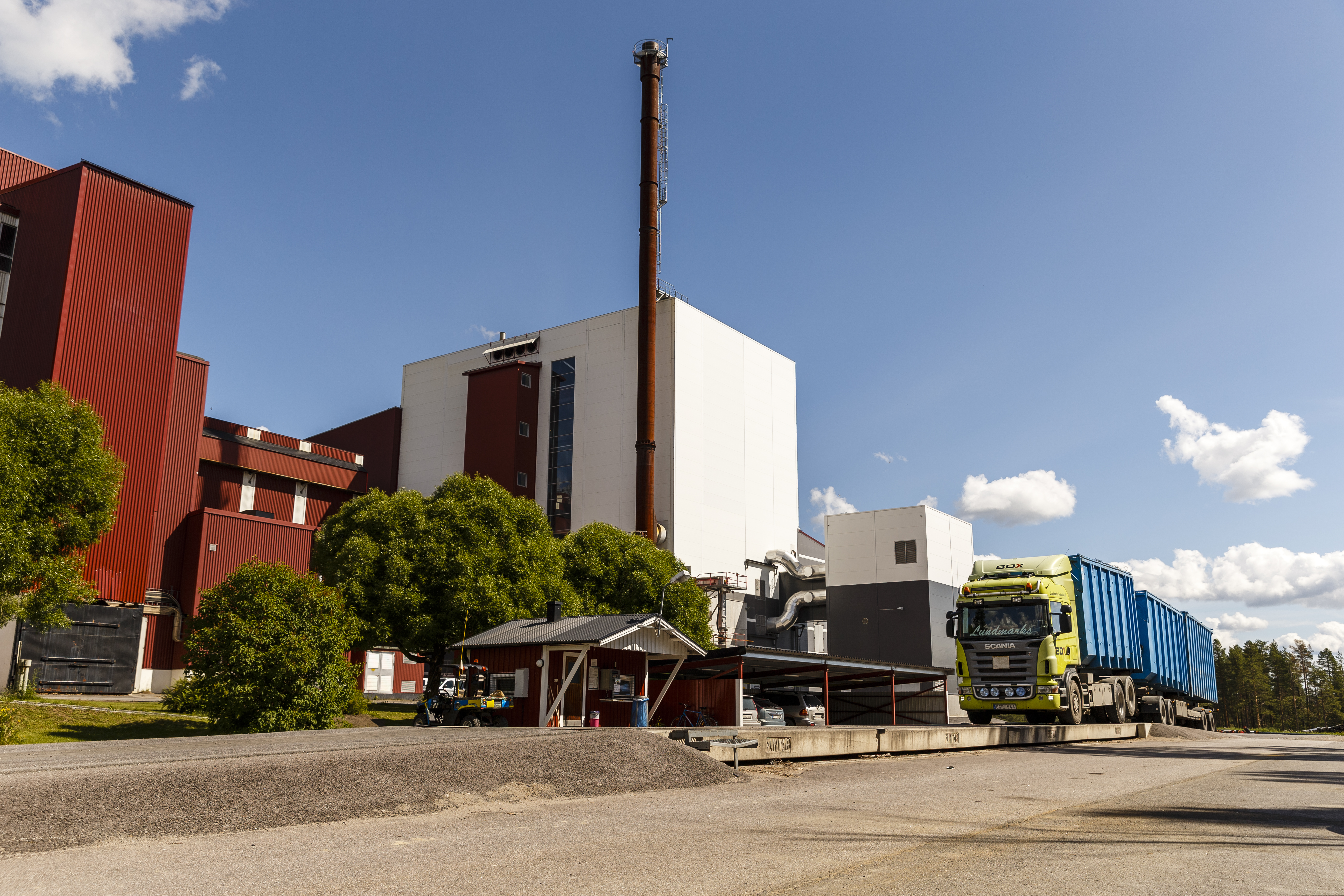 Lastbil som kör upp på stora vågen vid värmeverket i Boden
